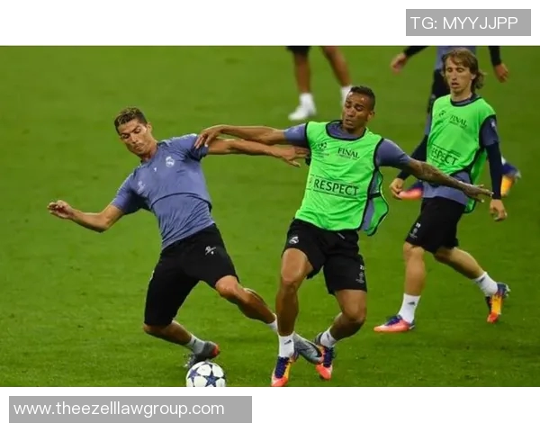 以现代足球后卫角色的演变为中心探讨其战术价值与场上职责变化 以现代足球后卫角色的演变为中心探讨其战术价值与场上职责变化